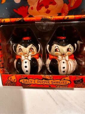 NIB Johanna Parker Ceramic Dracula Vampire Salt & Pepper Shakers Halloween